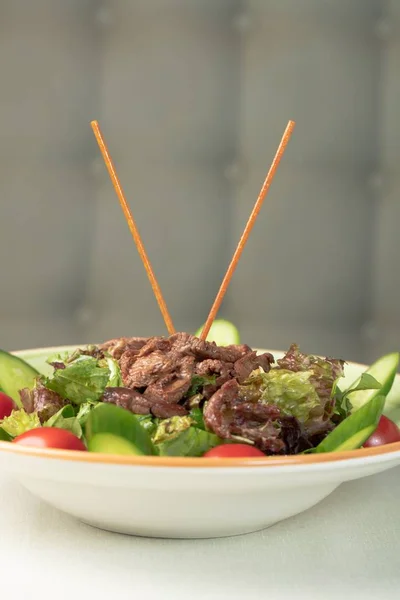 Primer Plano Ensalada Con Carne Cerdo Frito Parte Superior — Foto de Stock