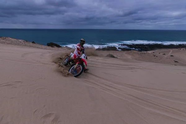 Profesjonalny kierowca motocykla jadący po piaszczystym wybrzeżu — Zdjęcie stockowe