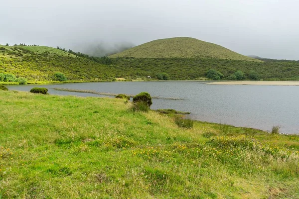 Τοπίο Των Βουνών Και Της Λίμνης Στο Νησί Pico Αζόρες — Φωτογραφία Αρχείου