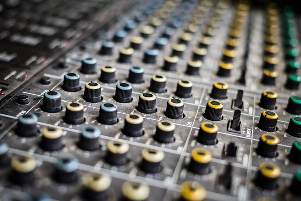 Una Messa Fuoco Selettiva Mixer Audio — Foto Stock