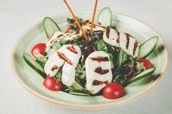 Close Uma Salada Com Frutos Mar Grelhados Topo — Fotografia de Stock