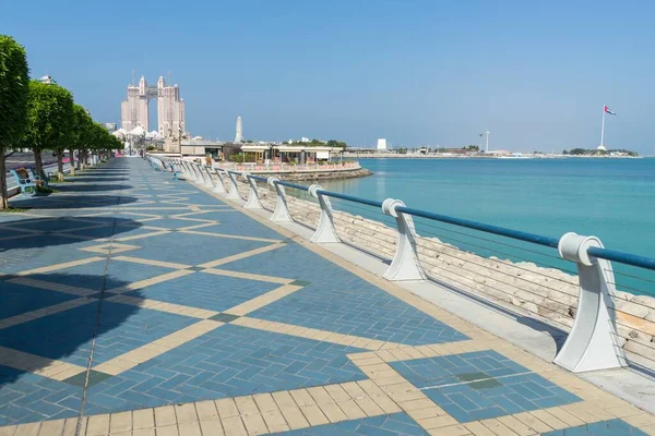 Zee Omringd Door Gebouwen Parken Onder Het Zonlicht Abu Dhabi — Stockfoto