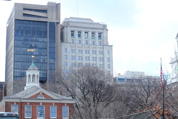 Salle Indépendance Philadelphie Entourée Arbres Sous Ciel Nuageux — Photo