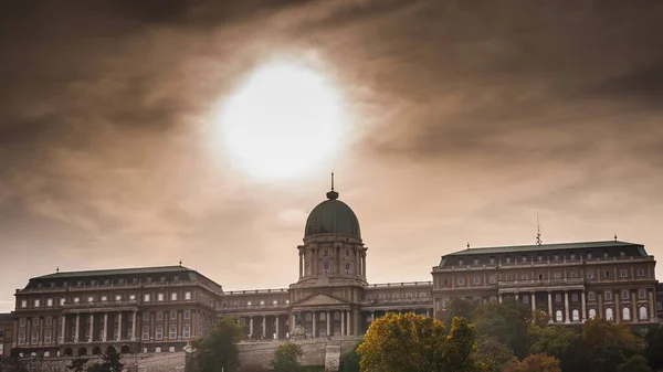 Красивый Снимок Замка Буда Облачным Небом Будапеште Венгрия — стоковое фото