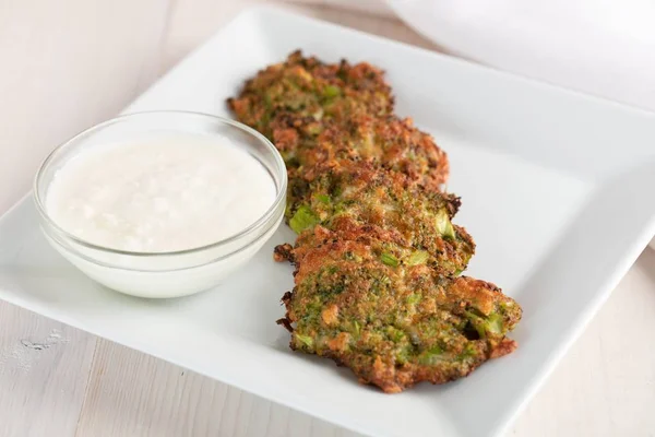 Beau Coup Côtelettes Viande Légumes Avec Sauce Dans Assiette — Photo