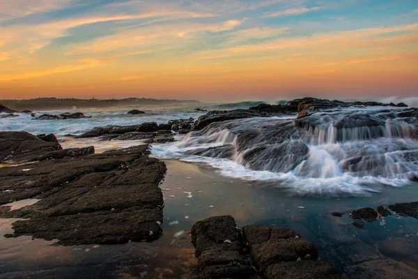 Tiro Largo Praia Com Formações Rochosas Durante Pôr Sol Com — Fotografia de Stock