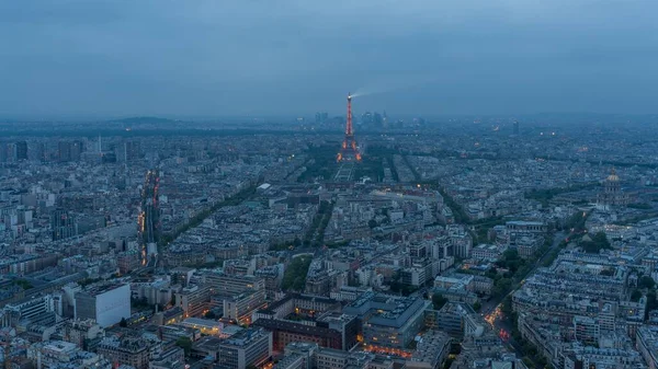 パリの距離にエッフェル塔と建物の空中ショット — ストック写真