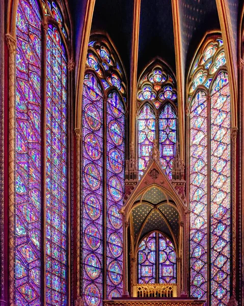 在巴黎圣查普尔的哥特式皇家小礼拜堂内 有镶有宝石的窗户 — 图库照片