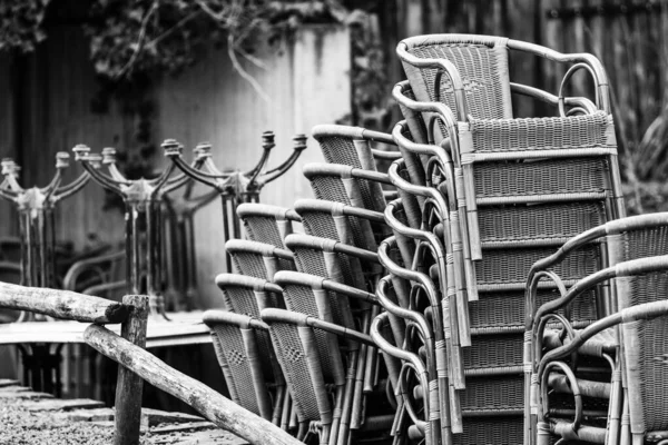 背景がぼんやりとした太陽の下で椅子の上にグレーのスケール — ストック写真