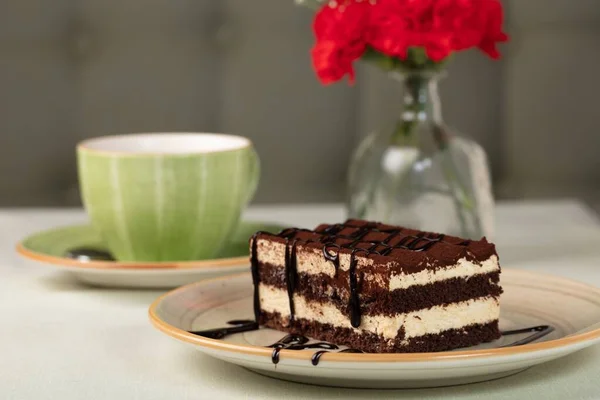 커피와 초콜릿 케이크 조각을 — 스톡 사진