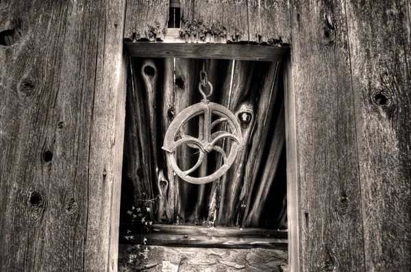 Egy Fekete Fehér Felvétel Egy Antik Vízkútházról Csigáról — Stock Fotó