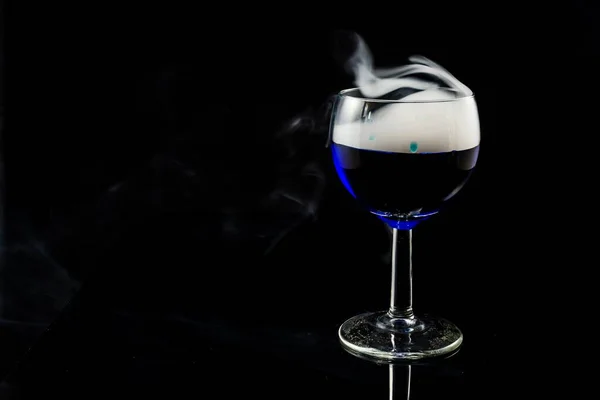Primer Plano Vaso Lleno Agua Azul Mientras Fuma — Foto de Stock