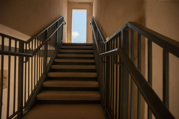Uma Escadaria Interior Que Conduz Uma Saída Sob Céu Azul — Fotografia de Stock