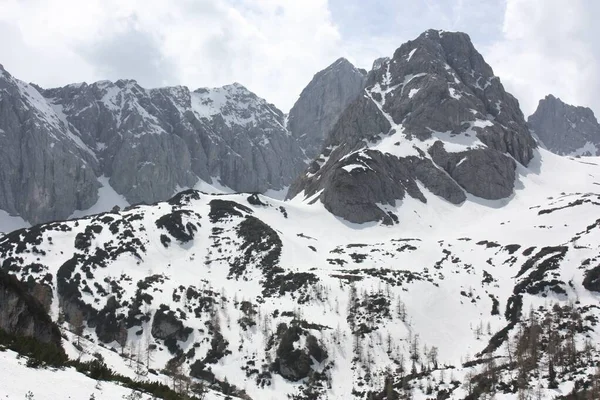 Uma Bela Paisagem Uma Gama Altas Montanhas Rochosas Cobertas Neve — Fotografia de Stock