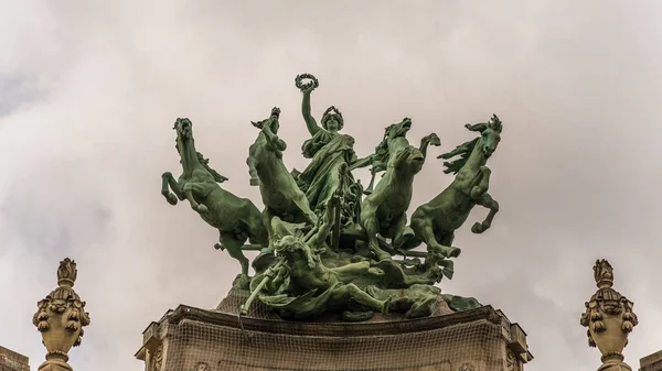 Ein Niedriger Winkel Der Statuen Des Palais Unter Wolkenverhangenem Himmel — Stockfoto