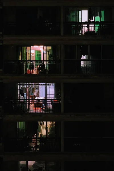 Una Imagen Vertical Edificio Apartamentos Con Las Luces Las Habitaciones — Foto de Stock