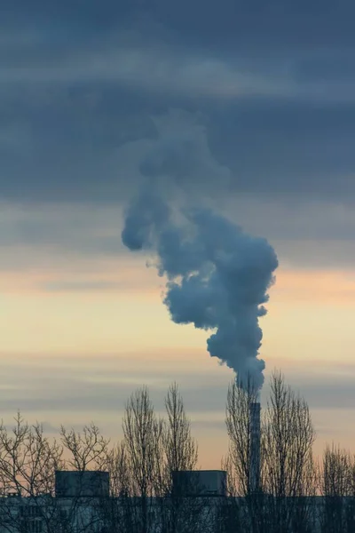 Tiro Vertical Humo Chimenea Fábrica Zagreb Croacia —  Fotos de Stock