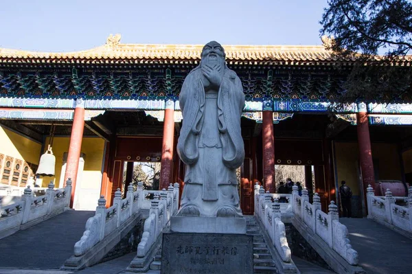 Pekin Çin Deki Konfüçyüs Tapınağının Girişine Düşük Açılı Bir Konfüçyüs — Stok fotoğraf