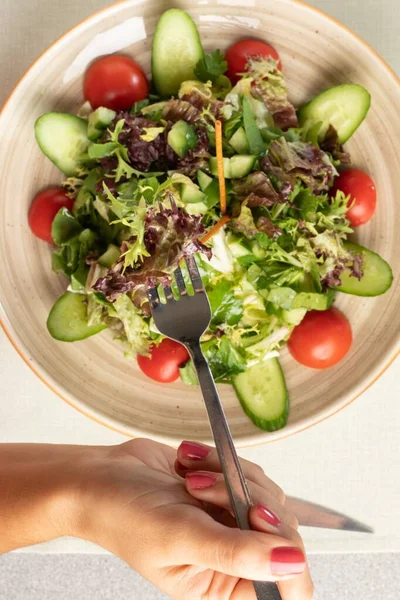 Çatalla Salata Yiyen Bir Adamın Resmi — Stok fotoğraf