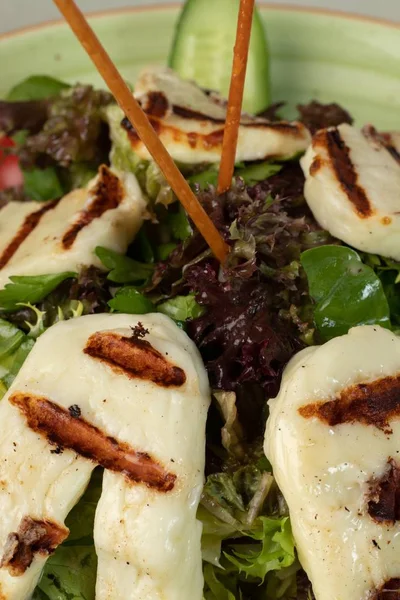 Primo Piano Insalata Con Frutti Mare Fritti Cima — Foto Stock