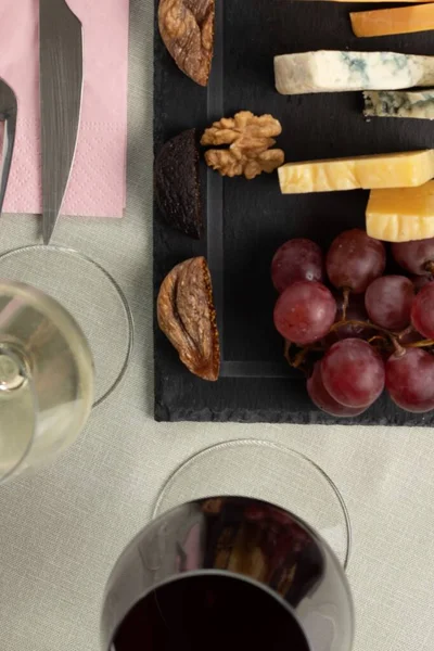 Nad Głową Talerz Sera Winogronami Winem — Zdjęcie stockowe
