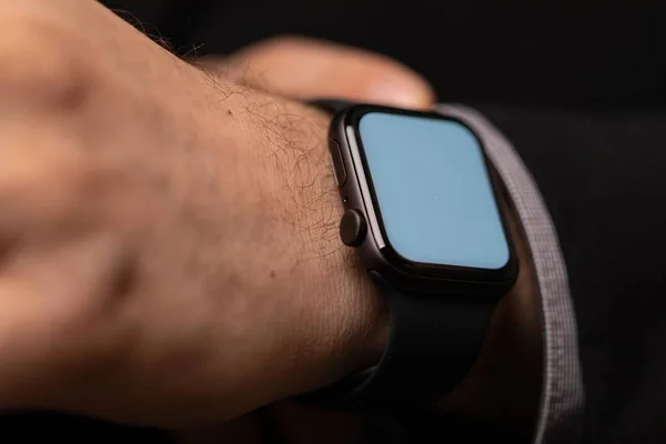 Gros Plan Une Smartwatch Attachée Sur Les Mains Homme — Photo