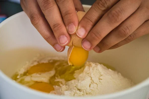 Eine Selektive Fokusaufnahme Einer Person Die Ein Auf Einem Kuchenpuder — Stockfoto