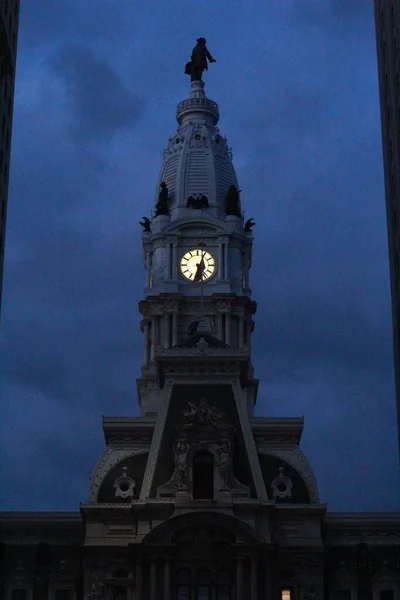 アメリカの夕方に曇った空の下でフィラデルフィア市役所の垂直写真 — ストック写真