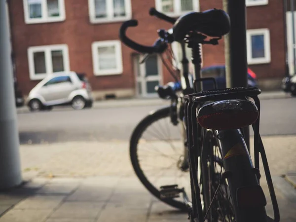 一辆黑色自行车在一座建筑物旁边的特写镜头 — 图库照片
