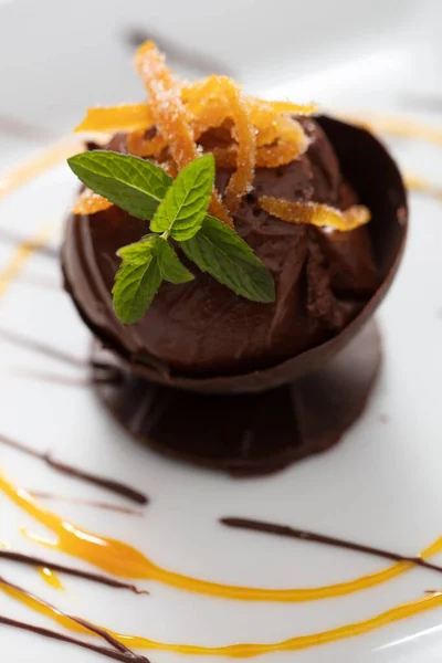 一杯巧克力制成的美味甜点的照片 — 图库照片