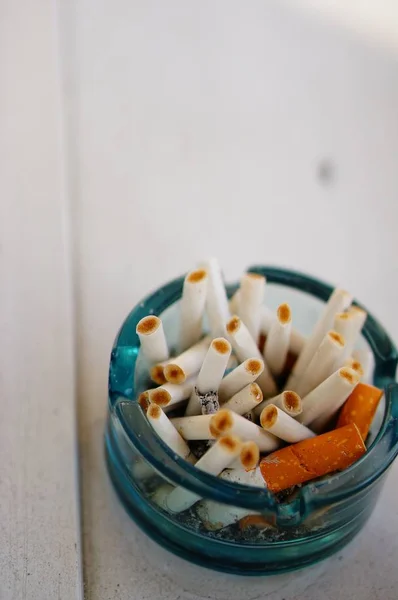 Poznan Lengyelország Febr 2020 Sok Használt Cigaretta Egy Teljes Hamutartóban — Stock Fotó