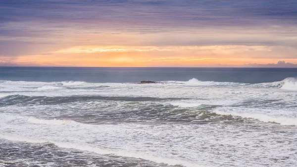 Bulutlu Bir Gökyüzünün Altında Güzel Bir Denizin Geniş Bir Görüntüsü — Stok fotoğraf