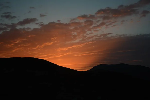 夕暮れ時の山々のシルエットの魅惑的な景色 — ストック写真