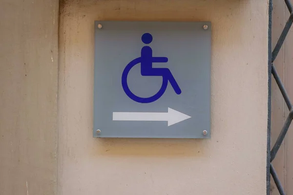 残疾人标志墙上标明残疾人方向的标志 — 图库照片