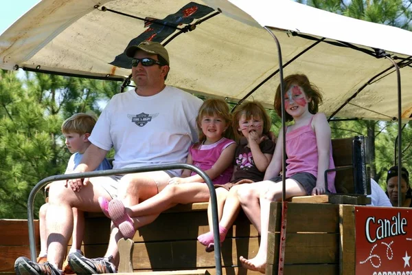 2006年6月10日 3人の娘がピクニックワゴンに乗る — ストック写真