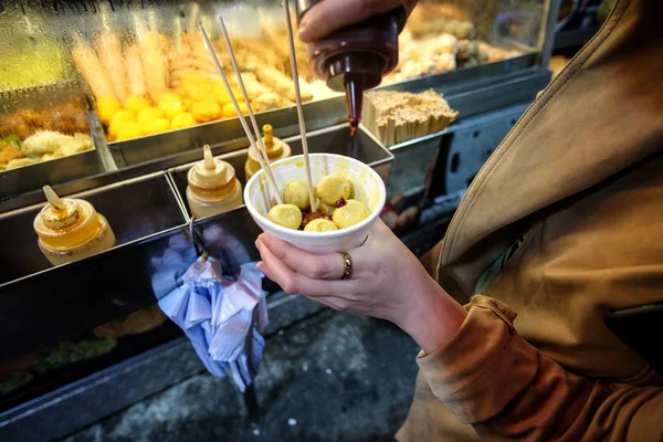 Person Holding Bowl Fish Balls Food Stand Streets Hong Kong — Stock Photo, Image