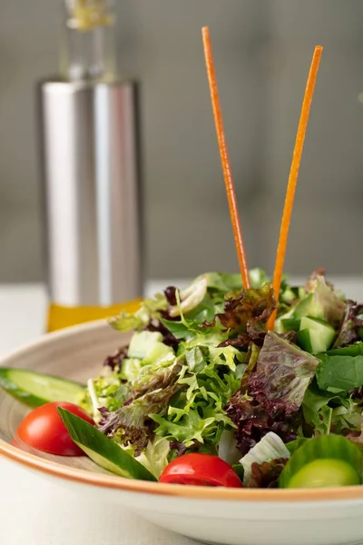 Een Close Shot Van Een Salade Met Rozen Achtergrond — Stockfoto