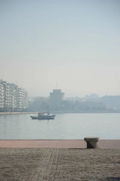 Beautiful Shot Boat Lake Surrounded Old Buildings Foggy Day — Stock Photo, Image