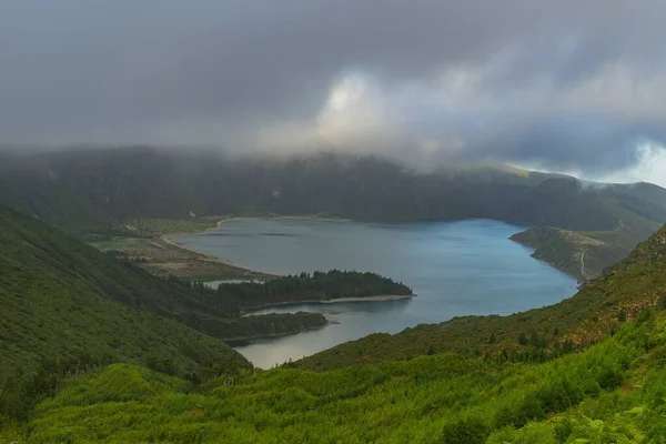 Vista Lago Rodeado Por Montanhas Lagoa Fogo Açores Portugal Num — Fotografia de Stock