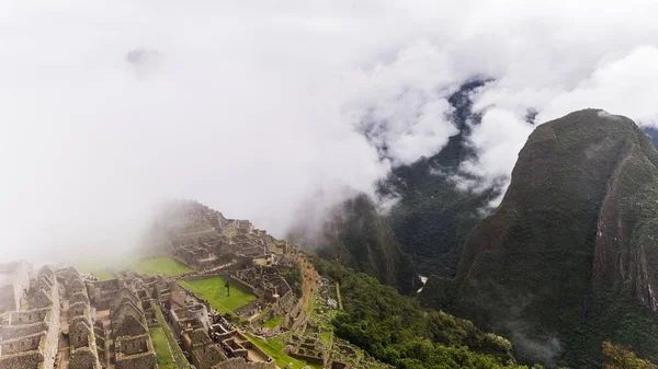 Plano Aéreo Ruinas Montaña Bajo Cielo Nublado — Foto de Stock