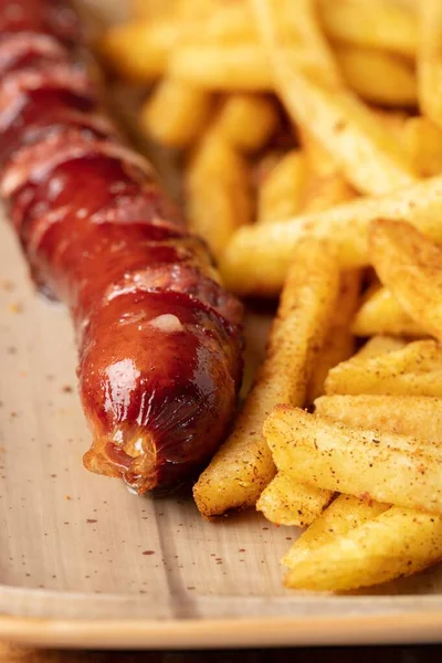 Primer Plano Salchichas Parrilla Papas Fritas Plato Madera — Foto de Stock