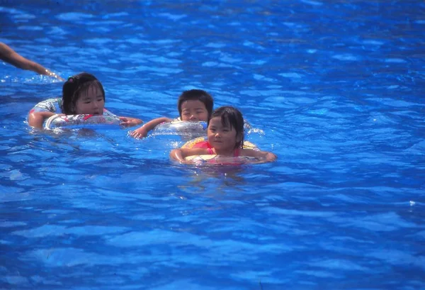 Tokio Japan Května 1994 Japonské Děti Užívají Koupání Veřejném Bazénu — Stock fotografie