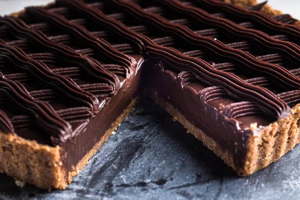 Gros Plan Une Tarte Chocolat Avec Une Tranche Manquante — Photo
