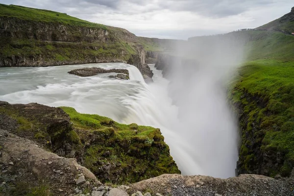 Una Hermosa Toma Una Cascada Medio Acantilados — Foto de Stock