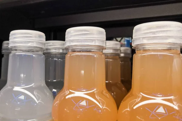Gros Plan Bouteilles Plastique Boissons Sur Une Étagère Dans Supermarché — Photo