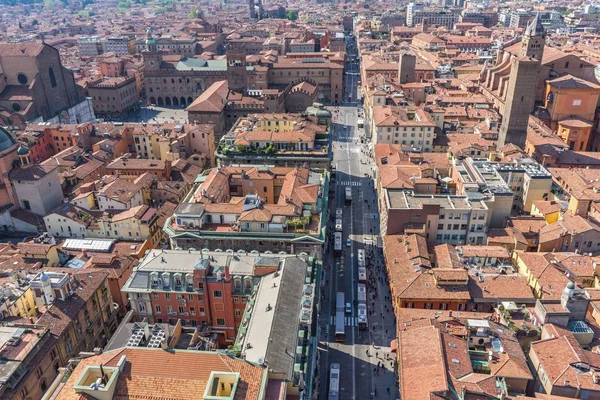 Вид с воздуха на Болонью с башни Азинелли, Италия — стоковое фото