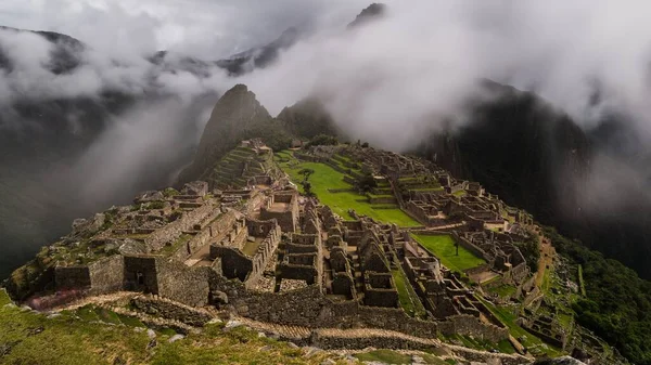 Disparo Alto Ángulo Ruinas Las Montañas Bajo Las Nubes — Foto de Stock