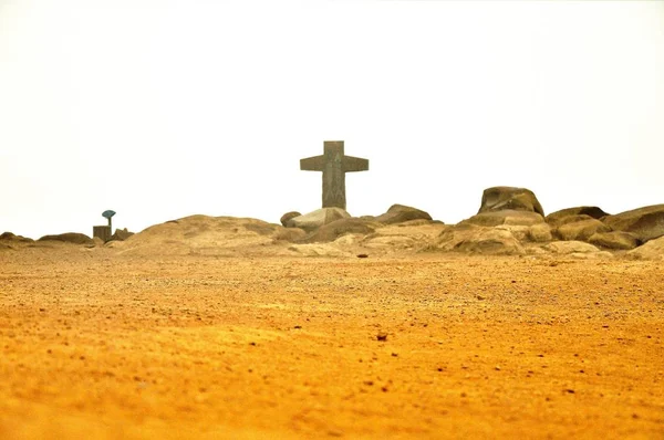 Каменный Крест Посреди Песчаного Поля Окруженный Камнями Пунта Лобос Чили — стоковое фото