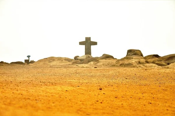 Cruz Pedra Meio Campo Arenoso Cercado Por Pedras Punta Lobos — Fotografia de Stock