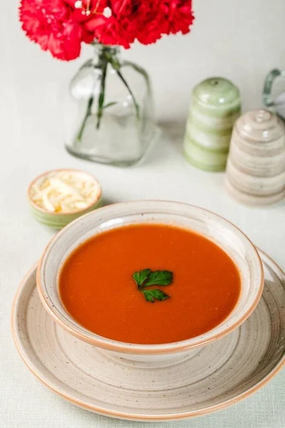 Uma Vista Superior Sopa Tomate Com Queijo Colher Flores Lado — Fotografia de Stock